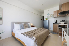 Furnished Studio in Avida Towers Riala, Cebu IT Park with Amazing City View, Fast WiFi, Netflix, Pool and More